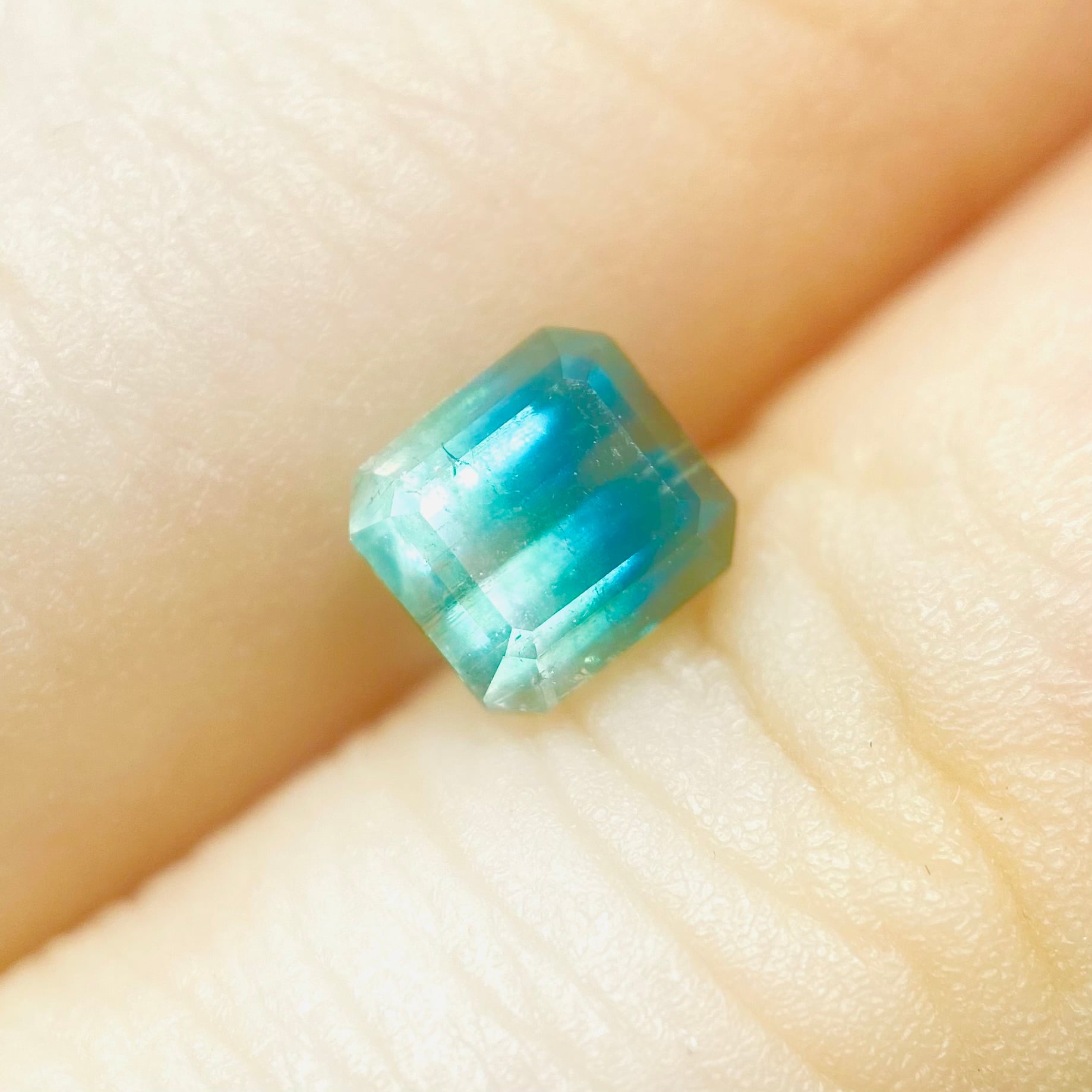 光が差した洞窟の海　パーティーカラートルマリン