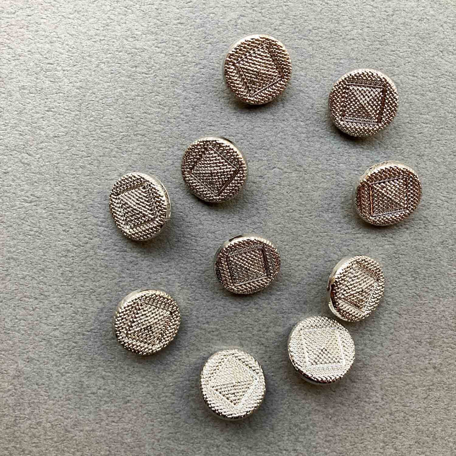 〈再入荷〉スクエア模様入りシルバー丸ボタン(15mm)