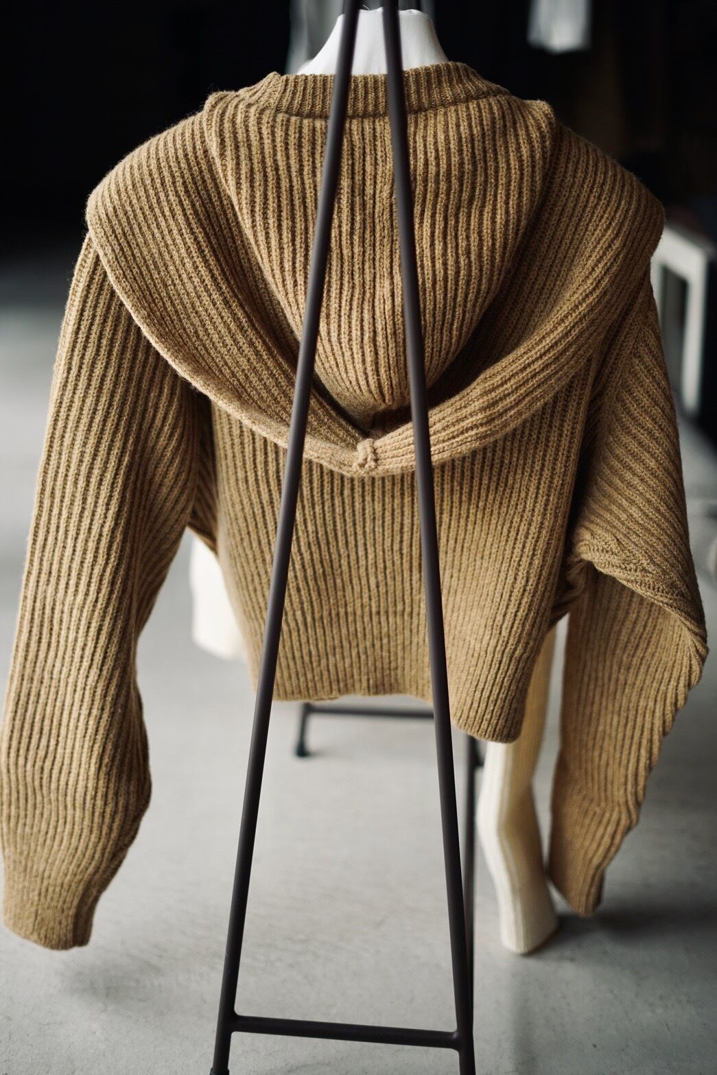 FUMIKA_UCHIDA / SHETLAND RIB STITCH HOODED PULLOVER ( IVORY , TOP