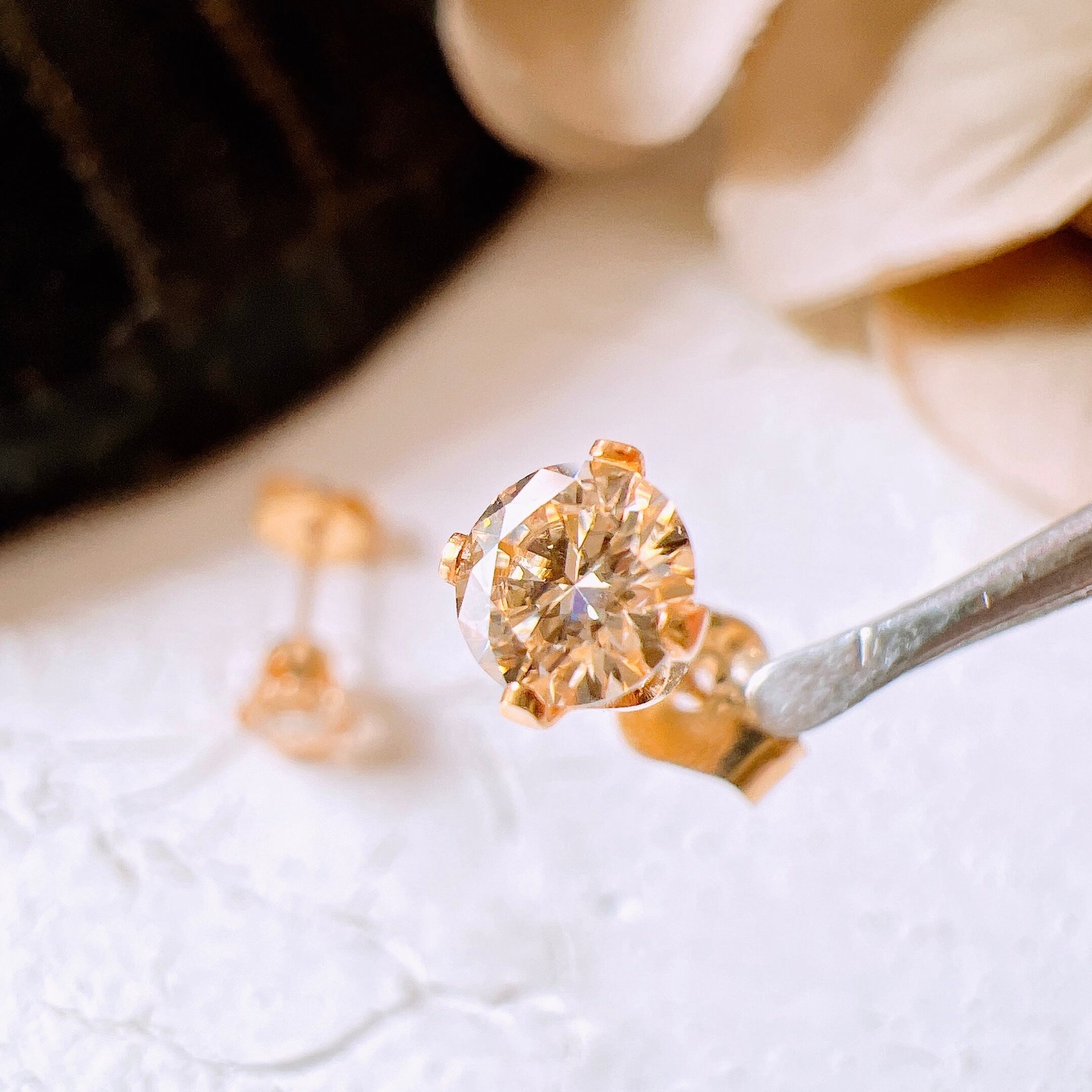 14kgfモアサナイトAAAラウンドピアス】4mm シャンパンカラー | Anemoon