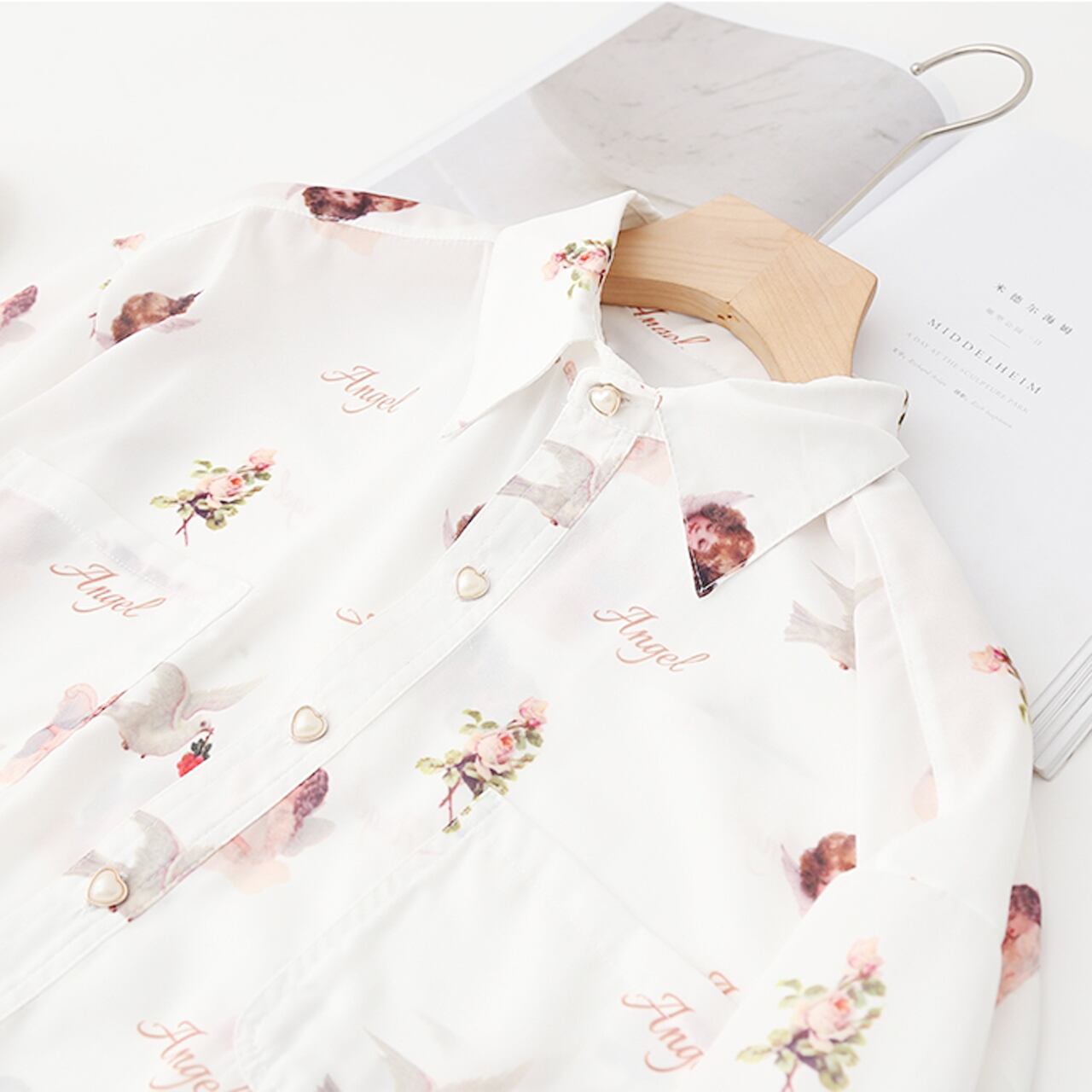 Regit 即納 Heart Button Angel Blouse 韓国服 トップス ブラウス シャツ ロリータ 透け感 シフォン素材 エンジェル 天使 総柄 女子力 森ガール 10代 代 プチプラ 春 着回し 着映え 映える ネット通販 Ttb030 Regit