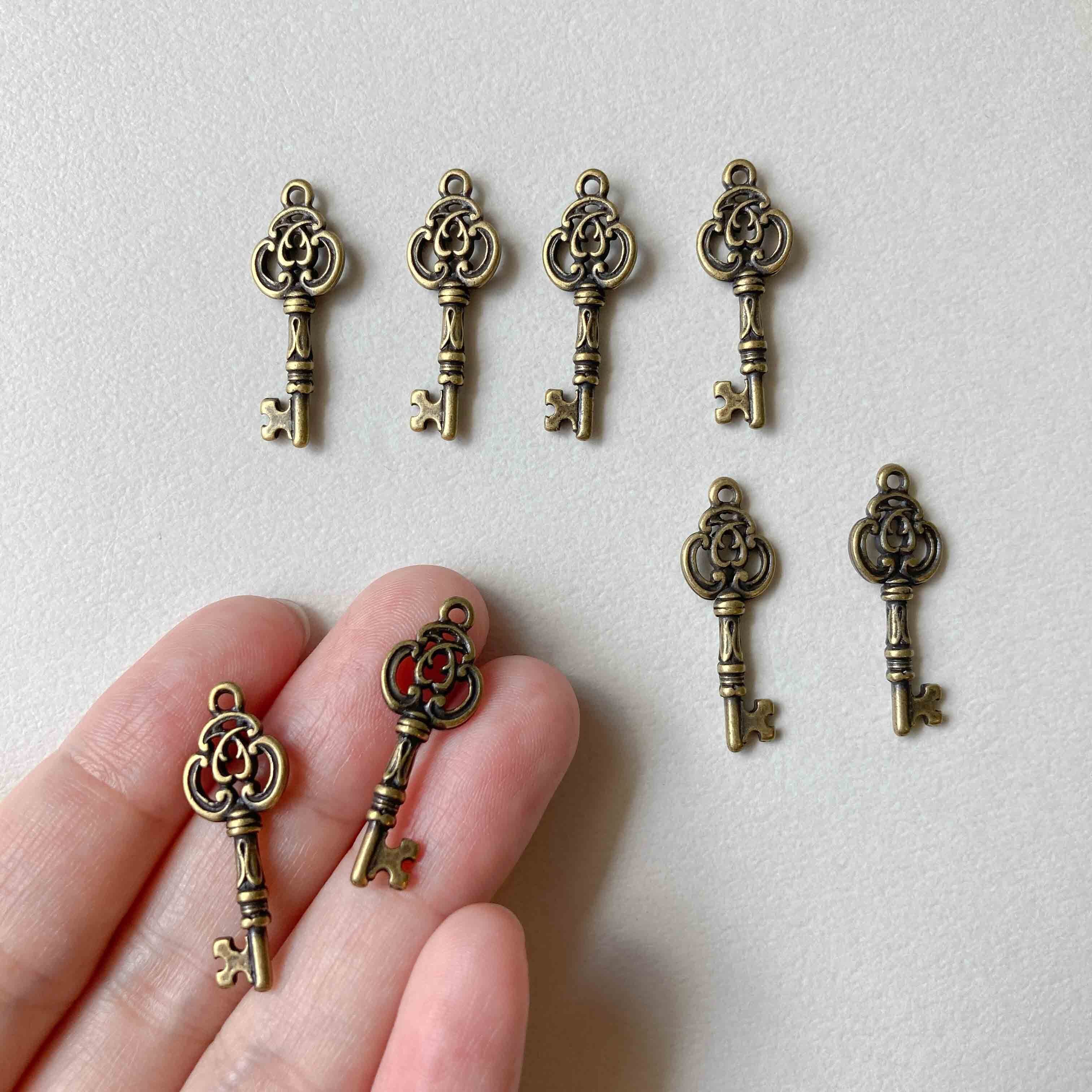 アンティーク風 逆さハート模様鍵チャーム