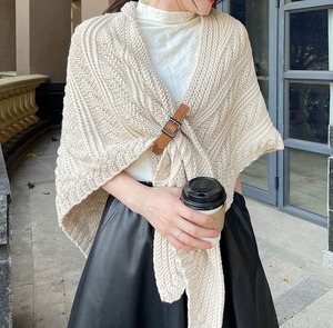 ベルト付きケーブル編みケープ W01183