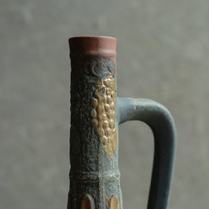 重厚感のある模様が美しい、陶器のフラワーベース