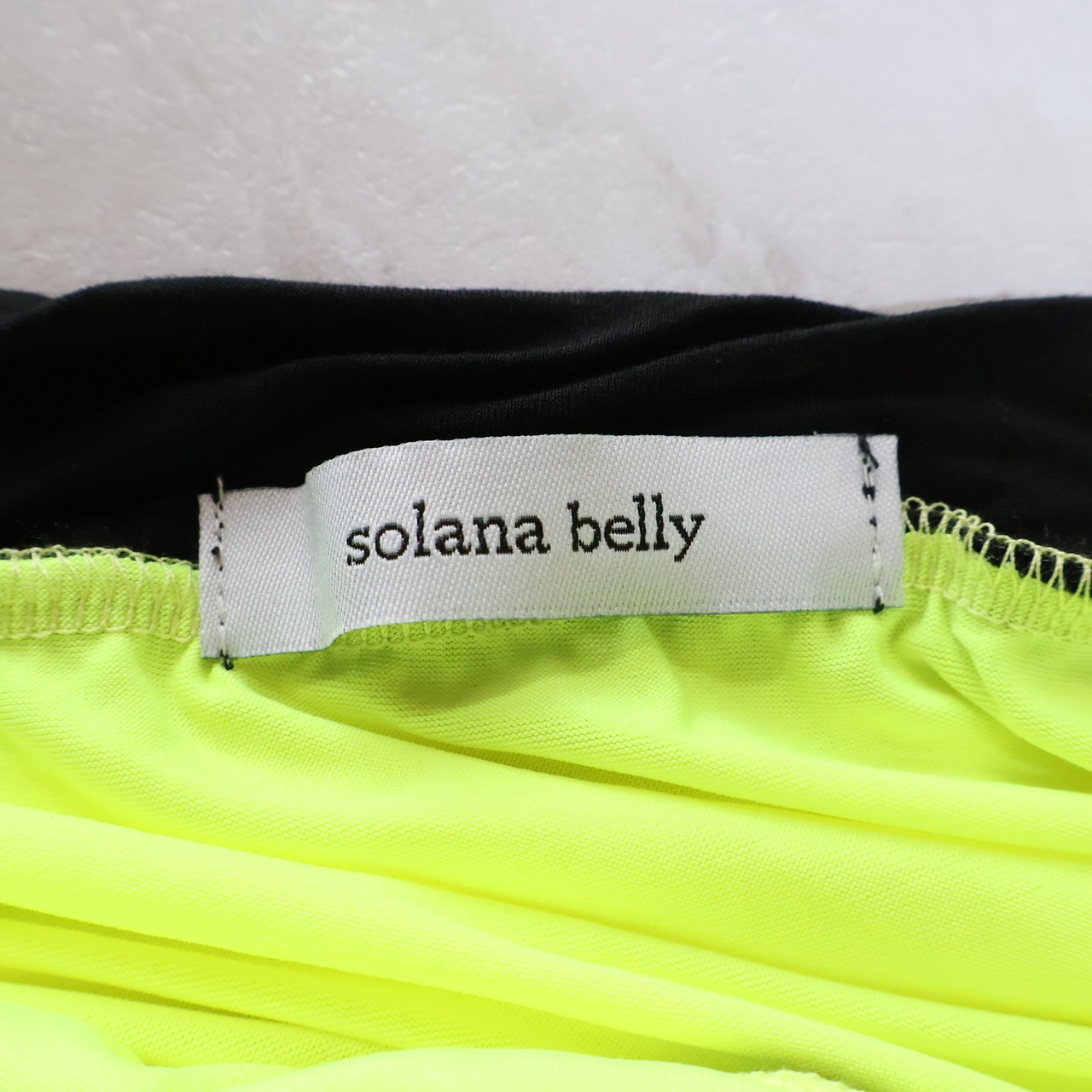 【ベリーダンス用衣装】黄緑色×ブラック solana belly レッスン着 蛍光色 黒 ストレッチ素材 無地 トップス ズボン セット