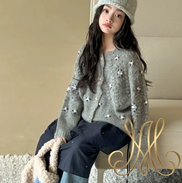 子供服 姉妹コーデ リンクコーデ 親子ペア  キッズニット 子供服 女の子 ニットカーディガン カウチンニット 厚手セーター 羽織り アウター トップス グレー 灰色 モレカラー くすみカラー ポップコーンニット ハンドメイド風 立体刺繍 花柄モチーフ フラワー ビーズ 飾り くるみボタン ラウンドネック 丸首 ゆったり ドロップショルダー 長袖 秋冬 秋服 冬服