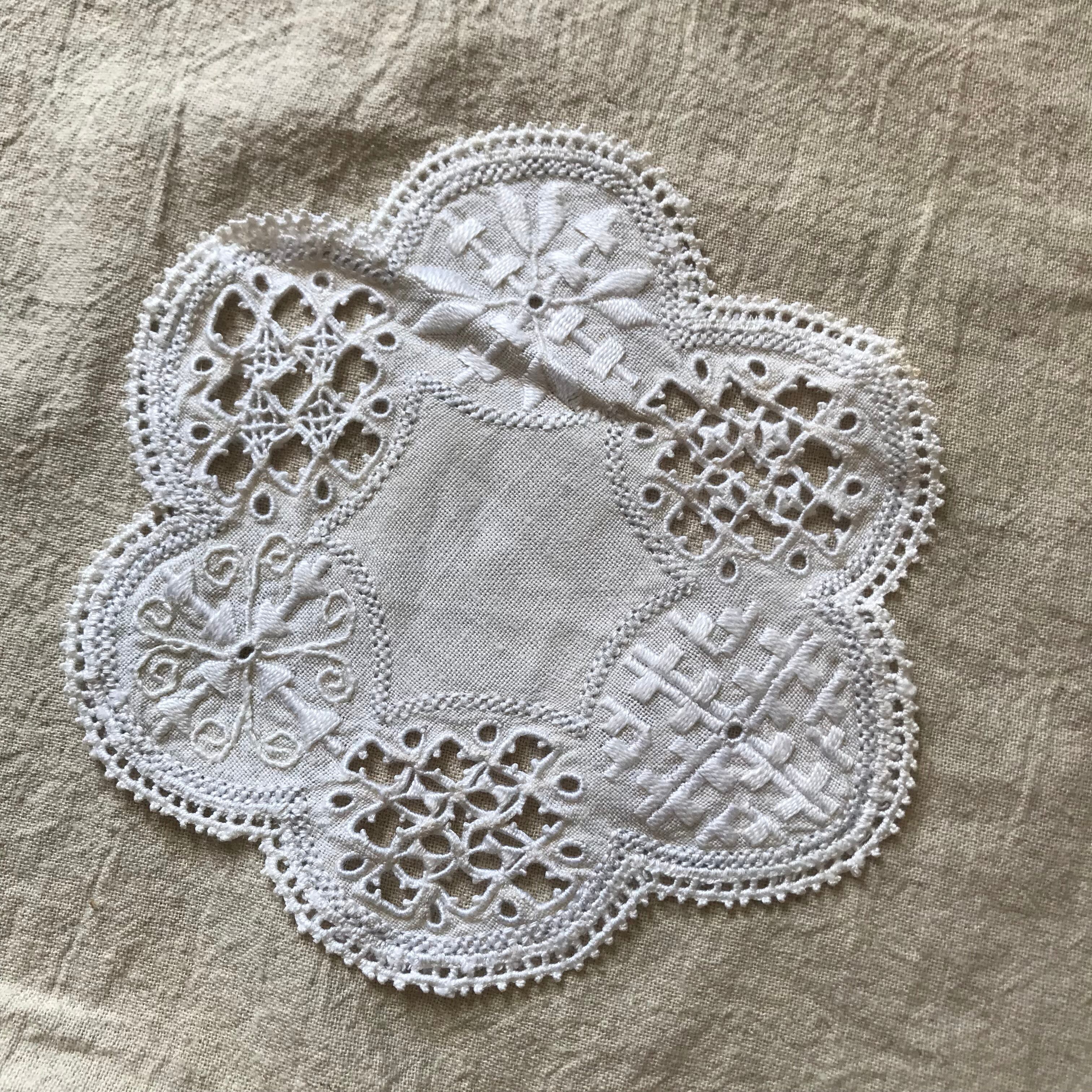 面白い形の刺繍の布1