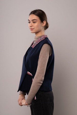 ウクライナ刺繍ヴィシヴァンカベスト　クロスステッチ手刺繍　ブラウス　ウール　レディース・フリーサイズ