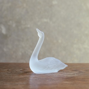 明日を見つめる、可憐なガラスの白鳥 1