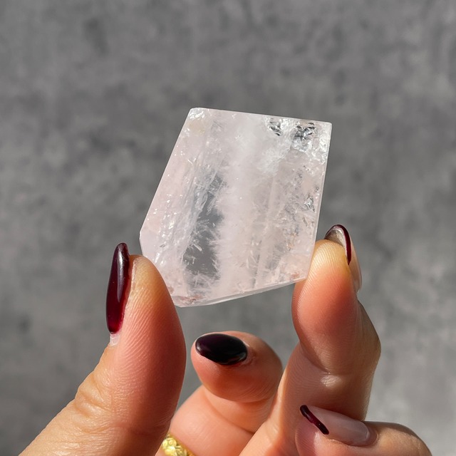 ブラジル産 ローズクォーツ｜透明感と白い内包が美しい一点もの