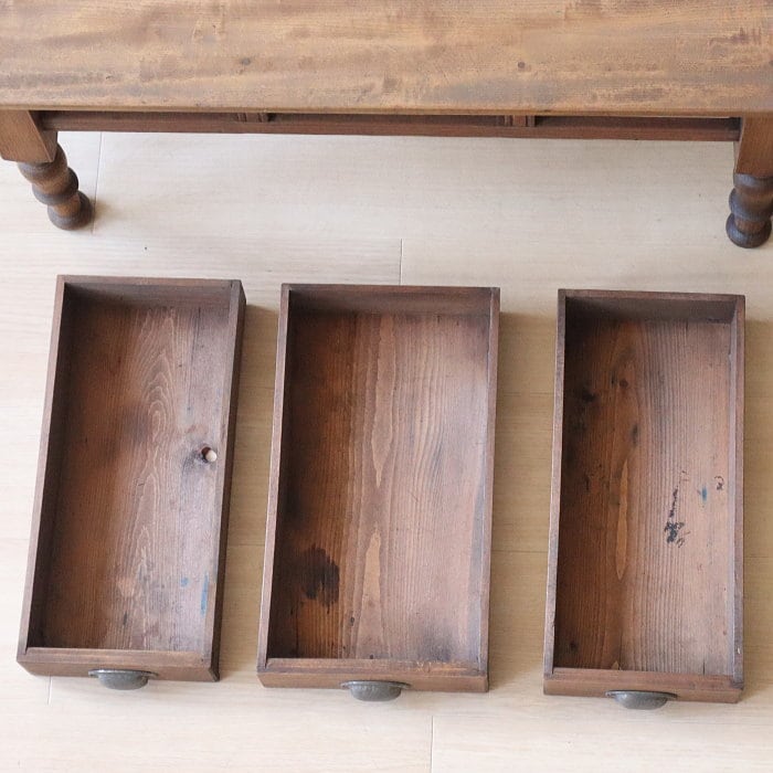 アンティーク♪ろくろ脚♪引き出し付き文机♪古家具 ♪古道具 ♪ブロカント♪レトロ ろくろ脚の文机、ちゃぶ台が入荷してます。 ※ちゃぶ台SOLD 今後の出店