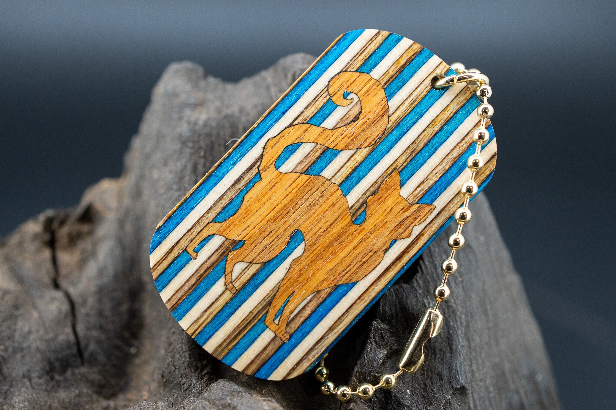 【 北国が育む麗しの木肌 】 バーチ 寄木 ドッグタグ 象嵌 探る視線