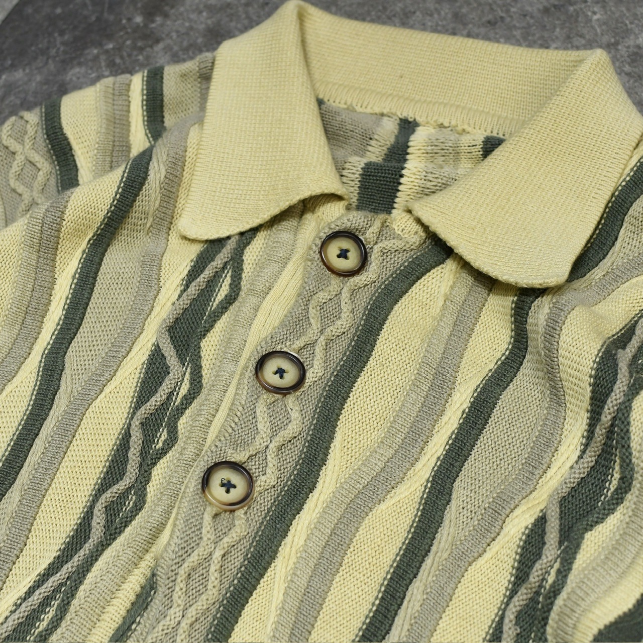 3D design knit polo