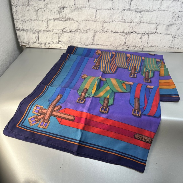 HERMES エルメス サングル カレ90  タグ付き シルク スカーフ ブルー A-11940