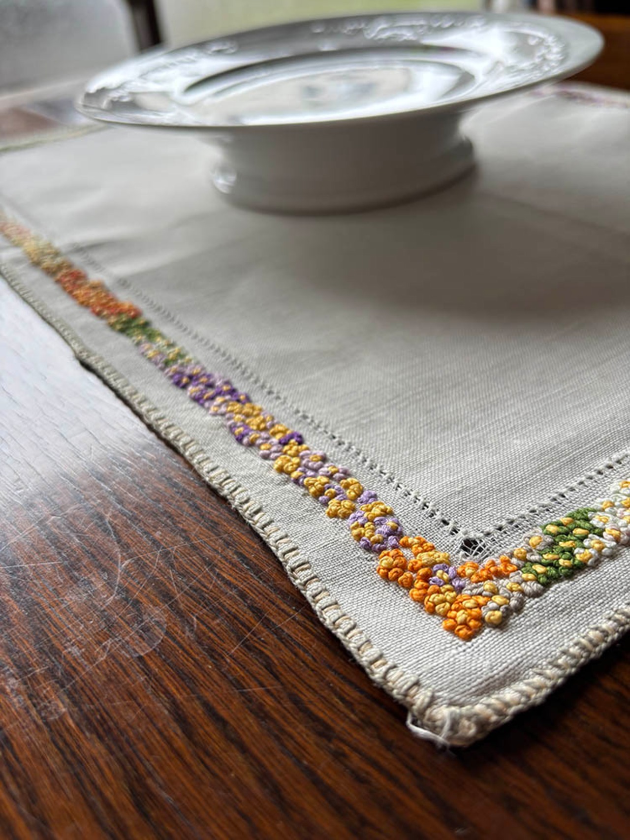 テーブルマット 色刺繍 　花のレリーフ　テーブルセンター　19clm74-1