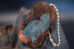 【最高峰の瘤材】ホンジュラスローズウッド瘤杢 ドッグタグ 象嵌 優雅に座る猫