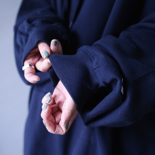 "Champion" dark navy color super over silhouette sweat parka