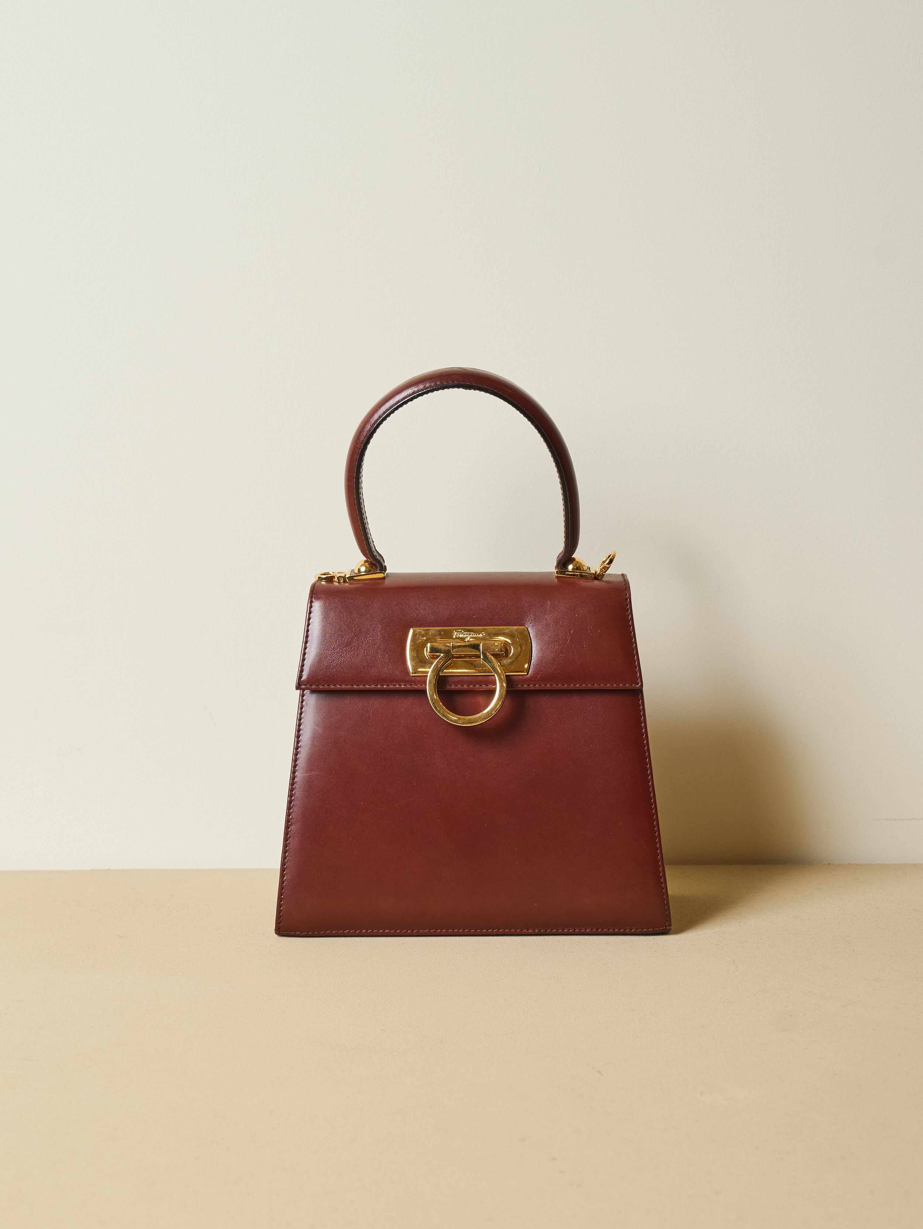 Salvatore Ferragamo サルバトーレフェラガモ ガンチーニ ケリー バー 