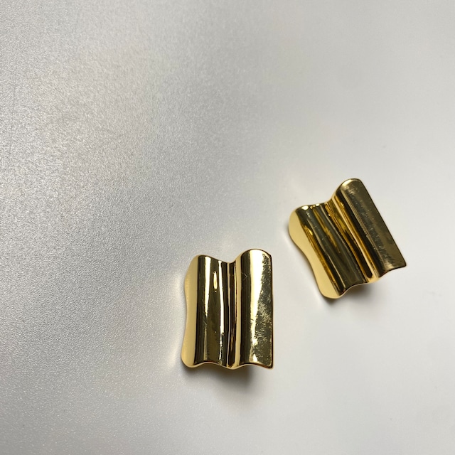 Nothing And Others【ﾅｯｼﾝｸﾞｱﾝﾄﾞｱｻﾞｰｽﾞ】Wave square Earring / C42210042(GOLD).