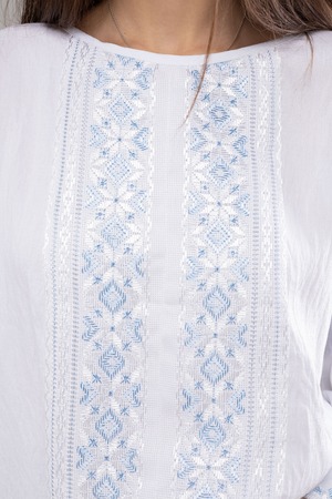 ウクライナ刺繍ヴィシヴァンカ　シルク糸　バルーン袖　手刺繍　麻　レディース・フリーサイズ