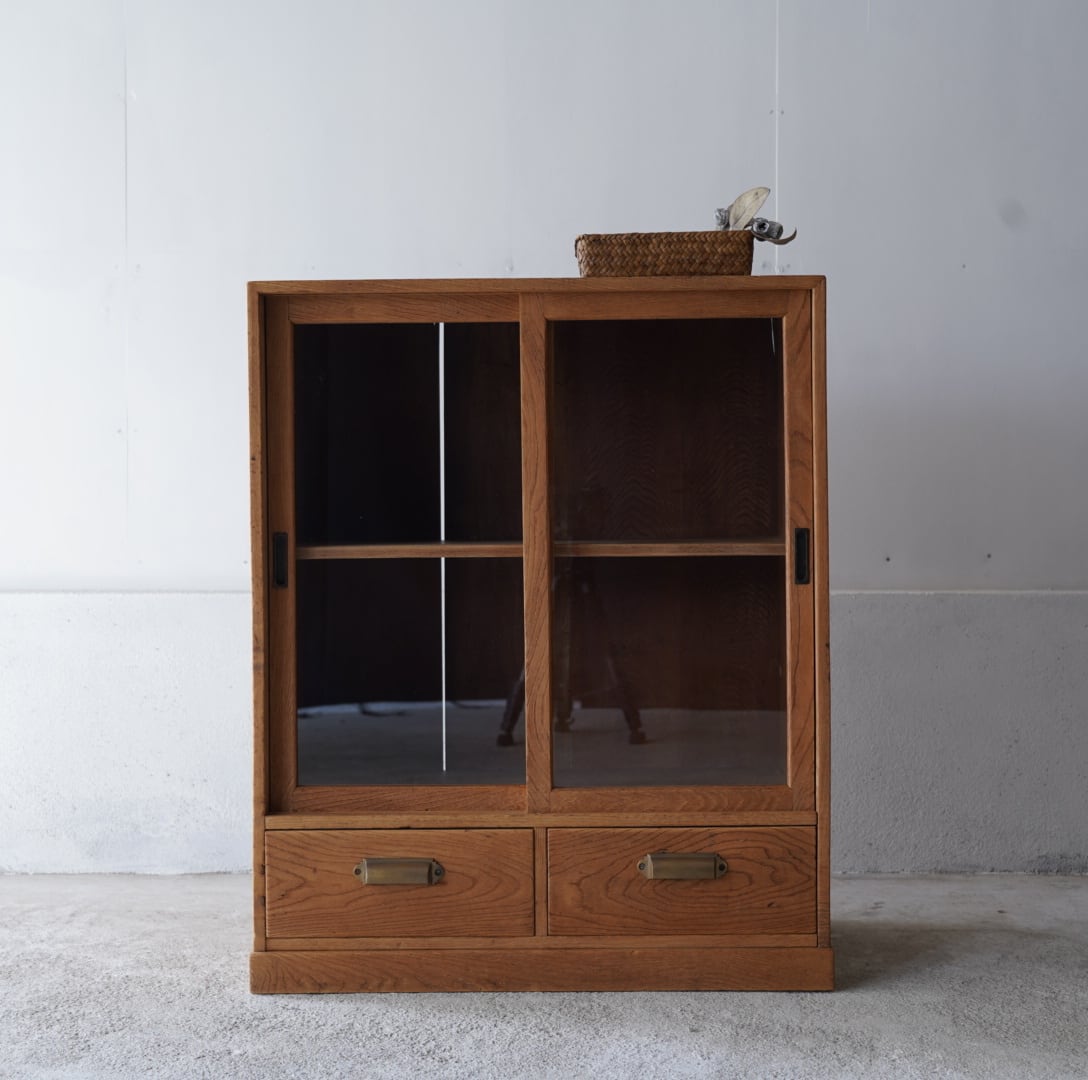 ガラス引き戸のキャビネット