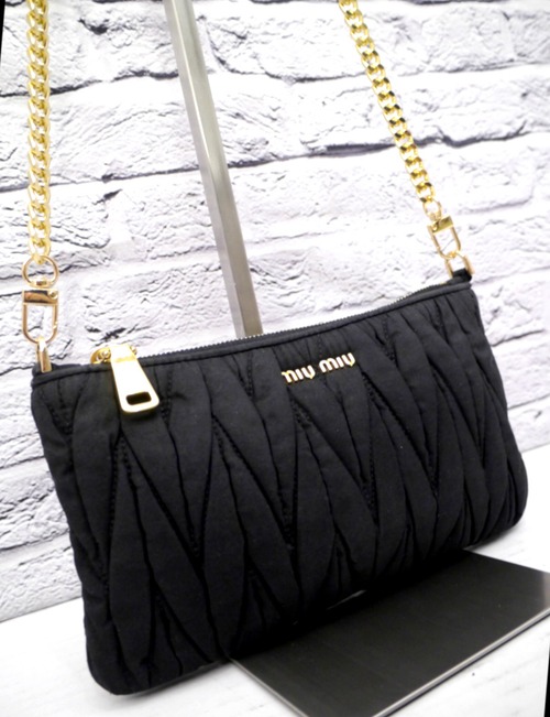 美品◆ miu miu ミュウミュウ MATELASSE マテラッセ チェーンストラップ クロスボディ ナイロン ショルダー クラッチ バッグ ポーチ 黒ｘ金