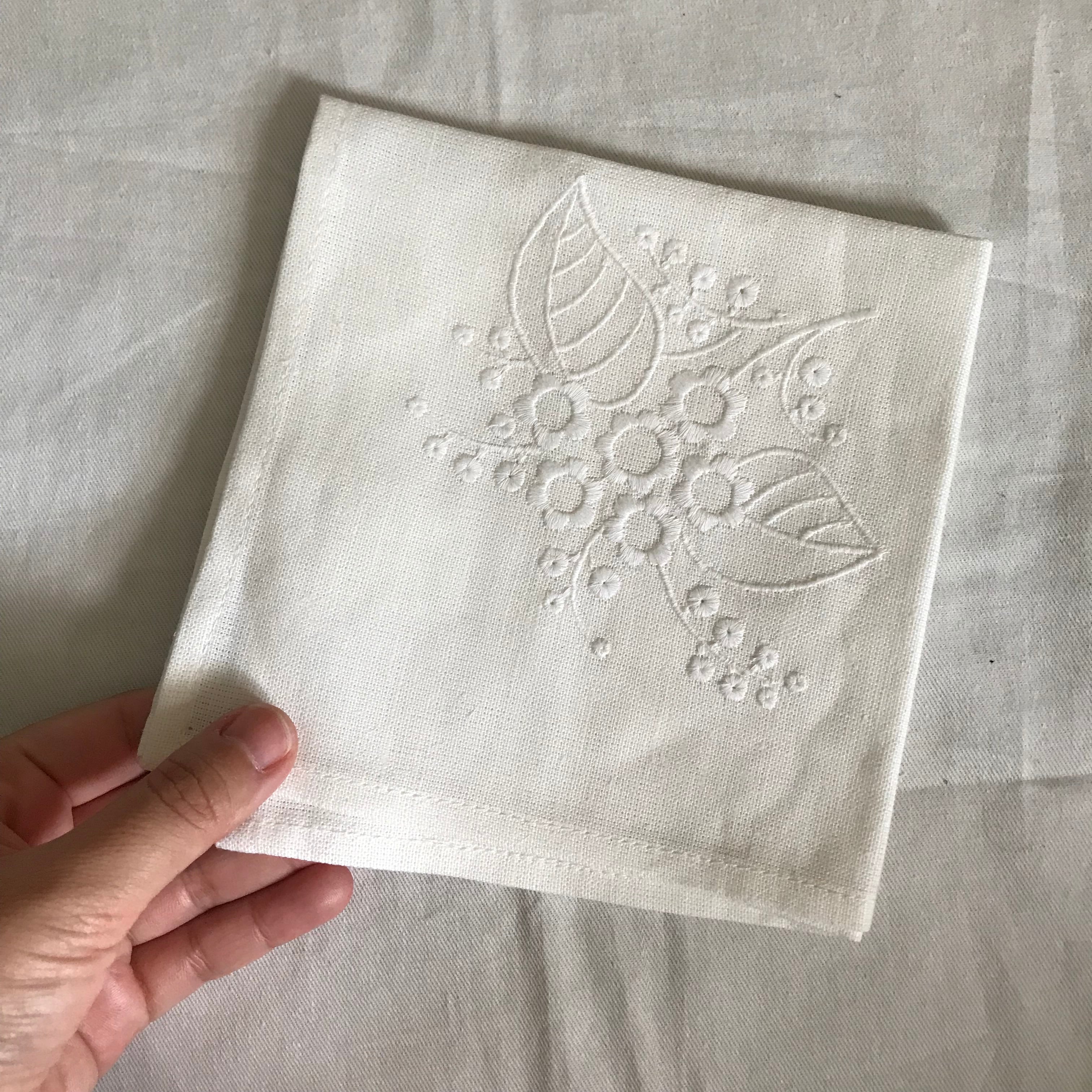 白地に白の刺繍の布 Tsuitachi Craft Brocante
