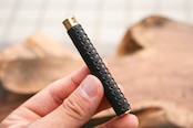 ★不定期販売★ 新型 硬度表示窓付き革軸芯ケース 【特上ヌメ革節目模様 ブラック】