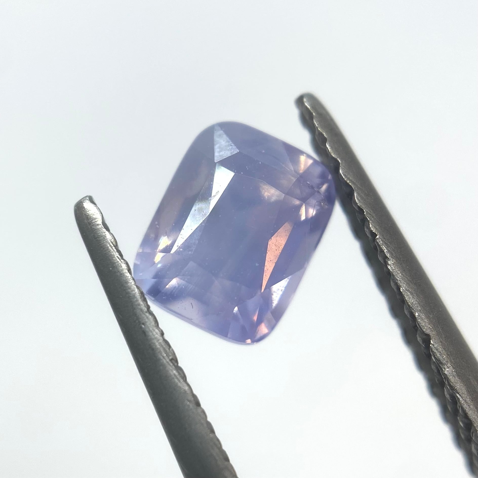 珍しいシルキーパープルホワイトなサファイア