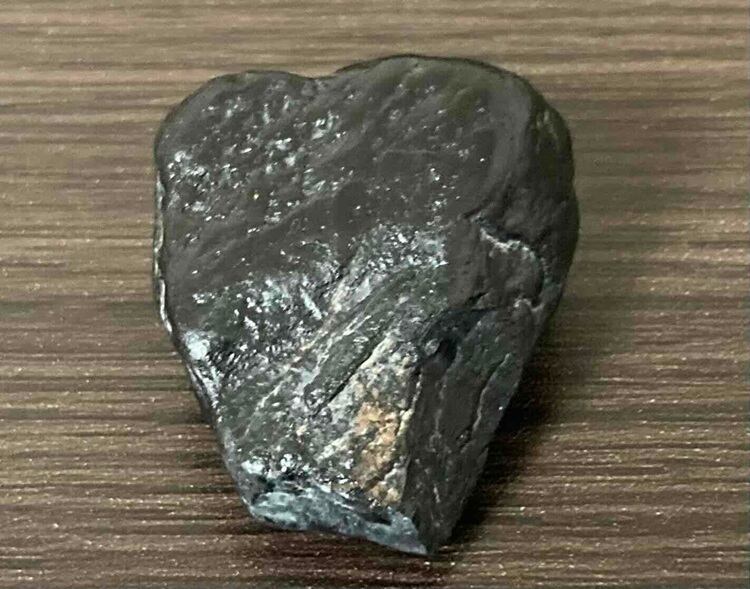 艶黒の輝き！天然黒曜石（オブシディアン）原石、大地の記憶を宿す守護