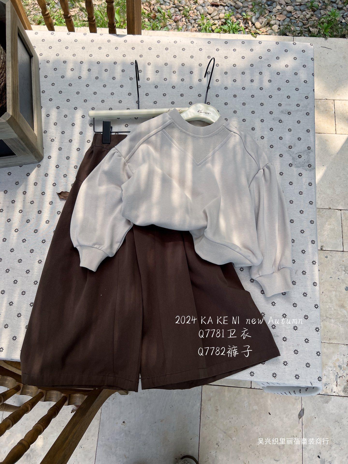 バック刺繍ロゴトレーナー