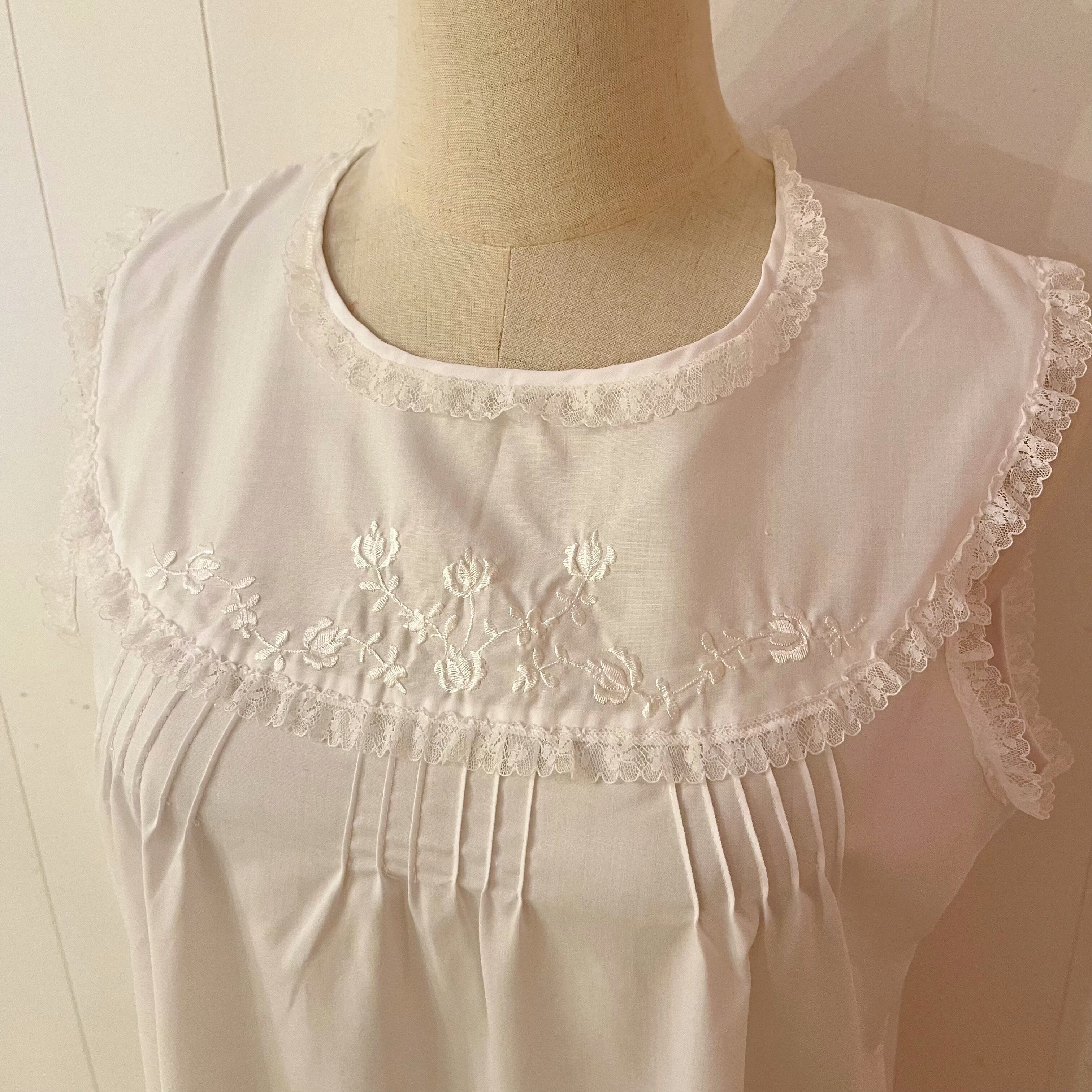 white lace embroidery sleeve less neglige