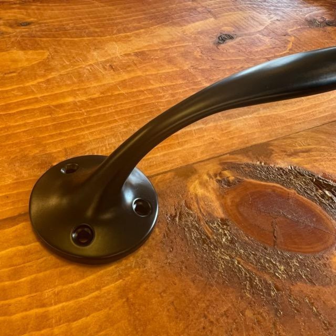 Matte black iron door handle, perfect for interior entryways and living rooms.　