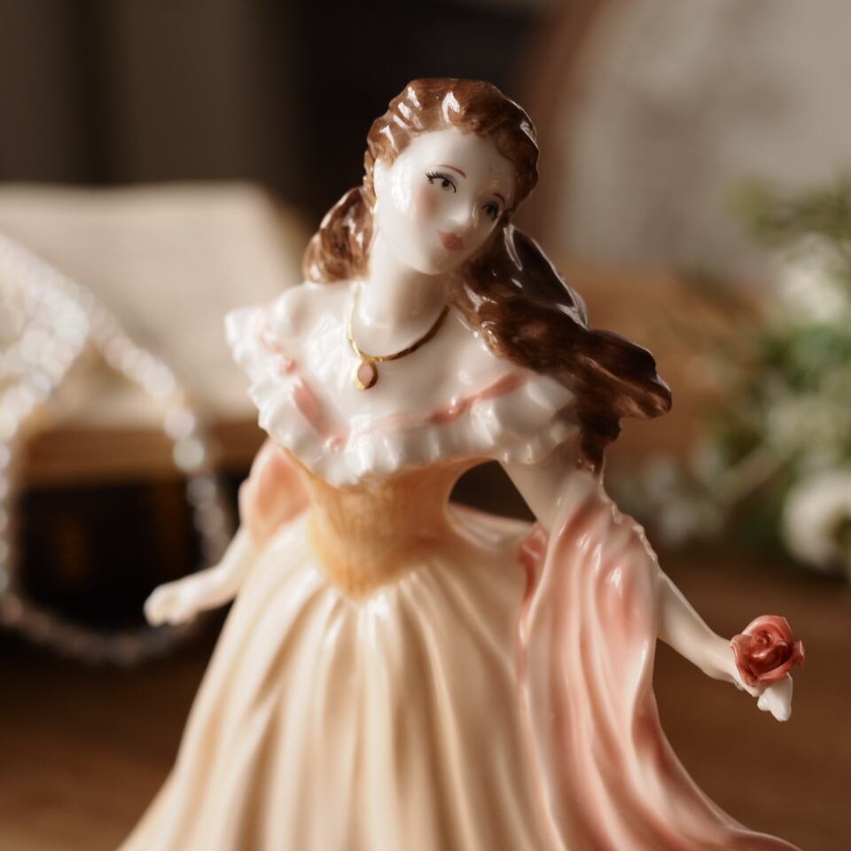 美品】英国ロイヤルウースター Juliette 1996年製 フィギュリン 美品】英国ロイヤルウースター Juliette 1996年製 フィギュリン