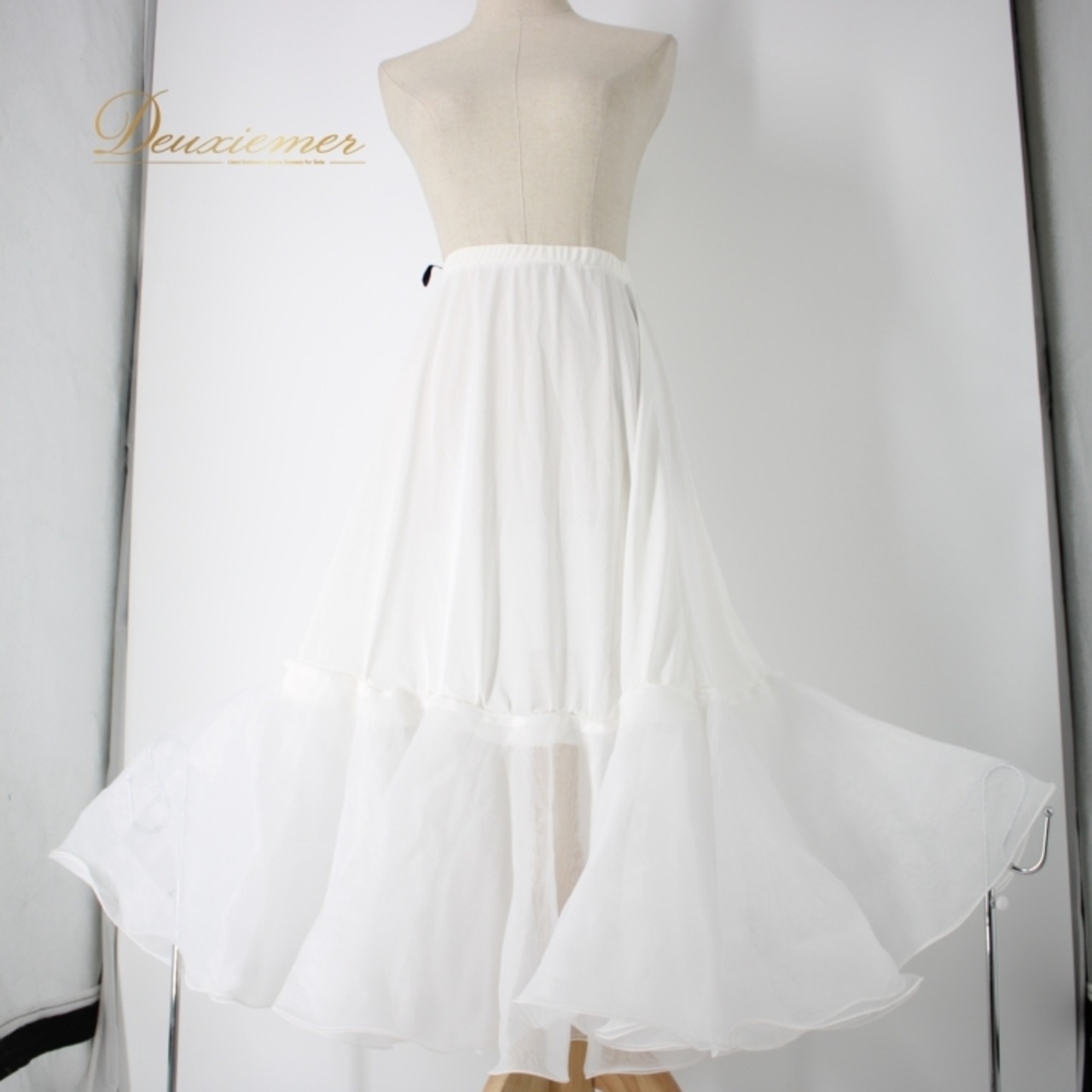 社交ダンス 衣装 スタンダード スカート パニエ ペチコート オールシーズン チャコット Chacott 白 無地 ホワイト系 フリル 美品 シンプル 美しい フレア スカート エレガント ダンス衣装 日本製 軽やか シンプルコーデ 多用途 春夏秋冬 幅広いサイズ感 アクセサリー ショッピング おしゃれ コーディネート