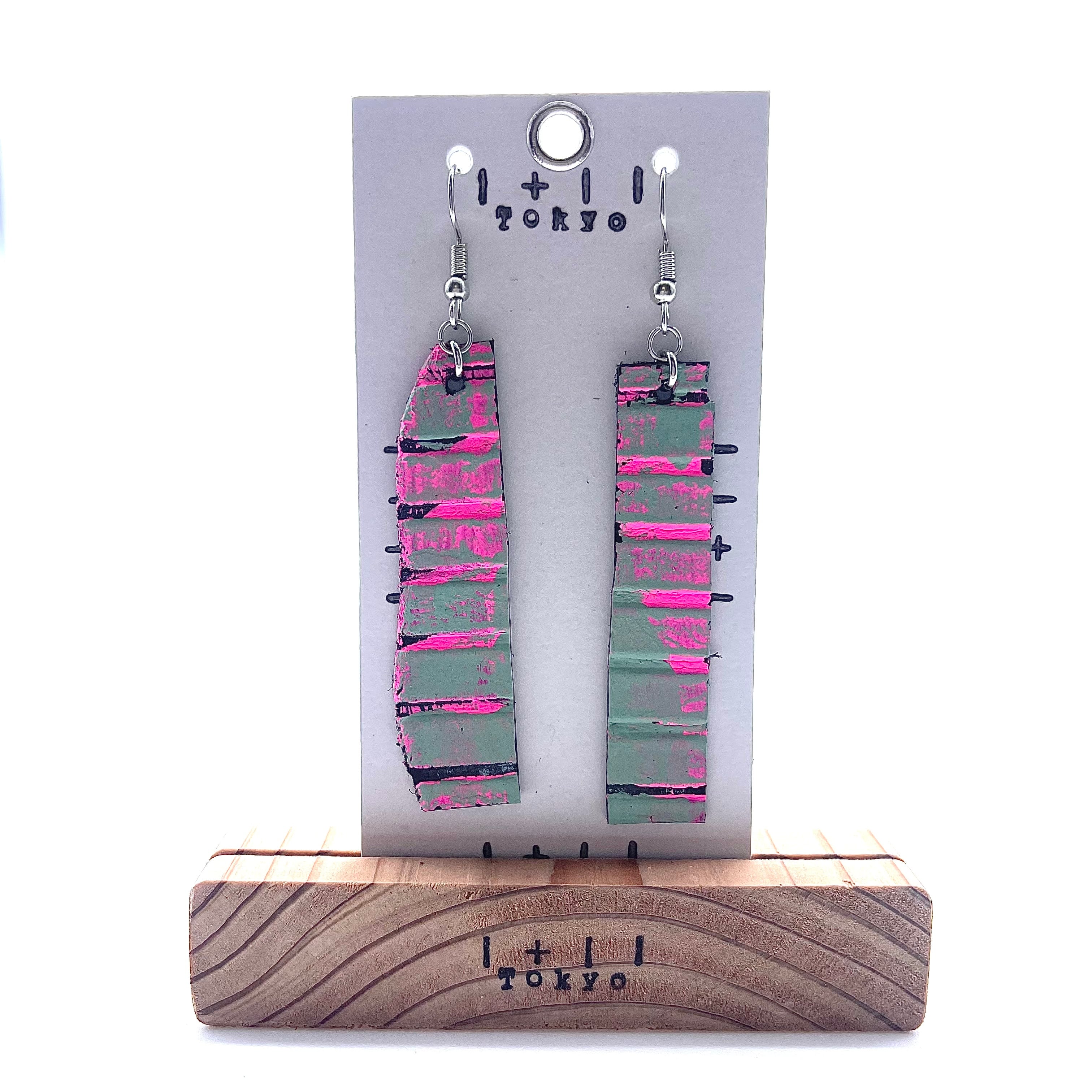 革ピアス　流れるショッキングピンク　本革