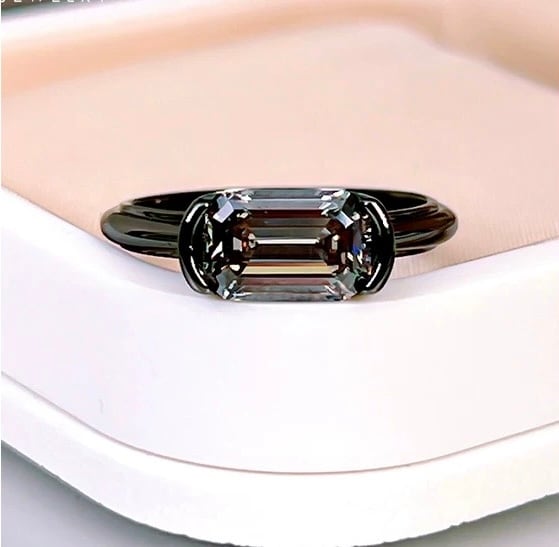 エメラルドカット ブラック ソリティアリング 高炭素ダイヤモンド