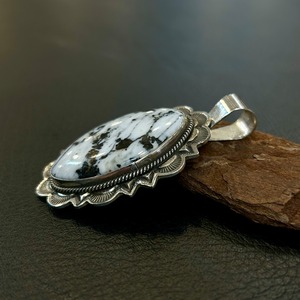 アンディキャドマン(AndyCadman) ホワイトバッファロースタンプワークTOP