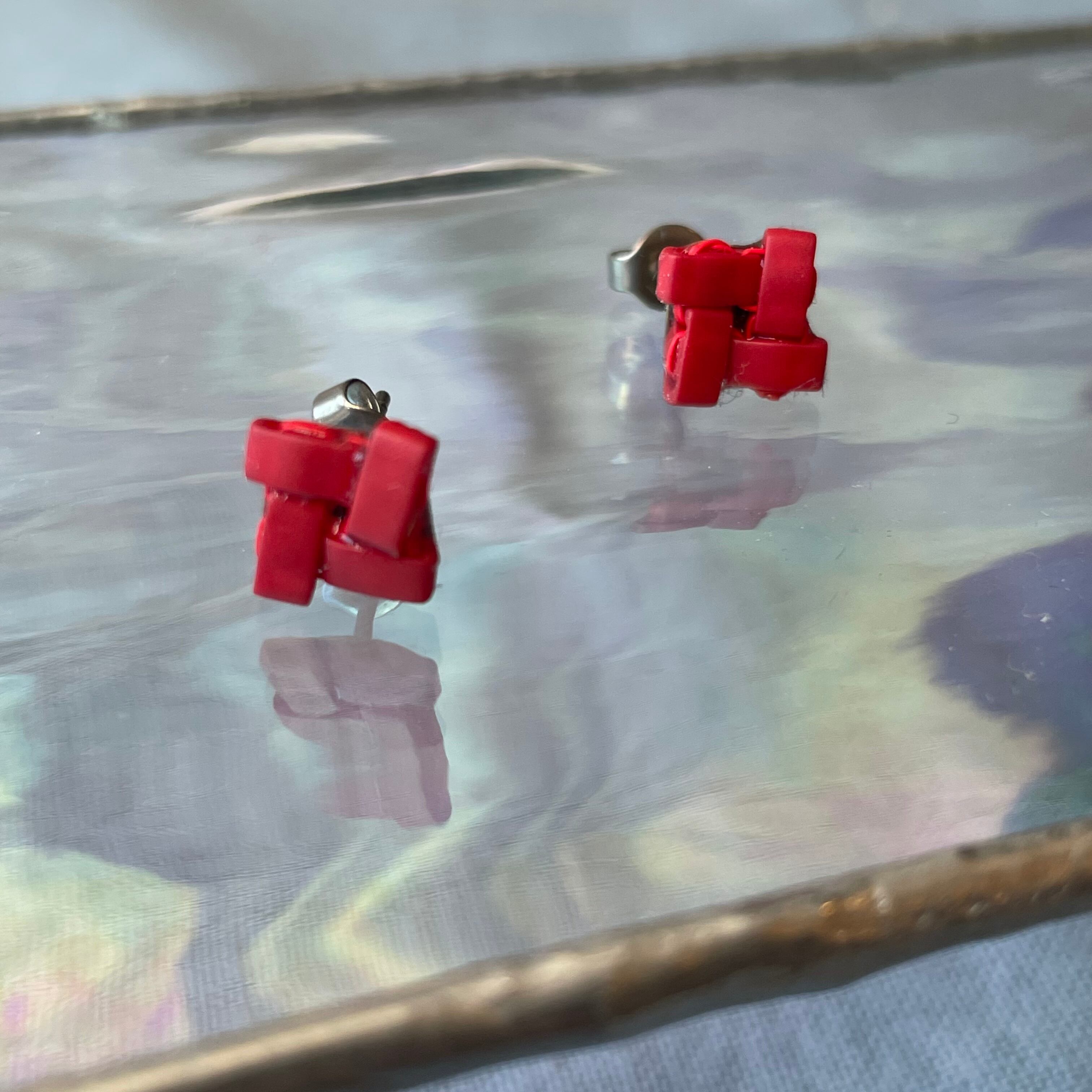 タマス　ピアス　(両耳用) レッド 両耳用】小さな風車 ハーフティラビーズ マットレッド ピアス