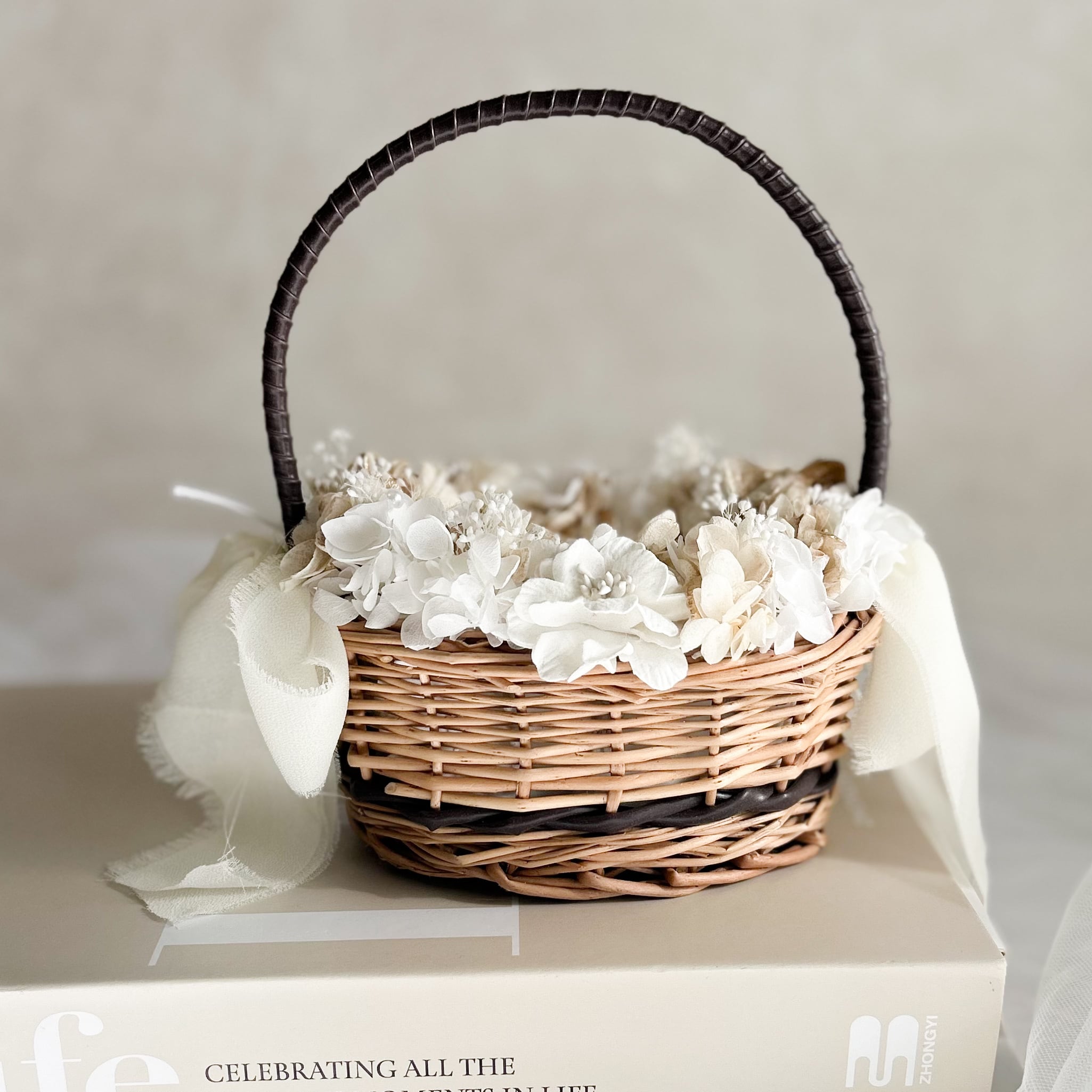 Oval beigegold ring pillow （brown）