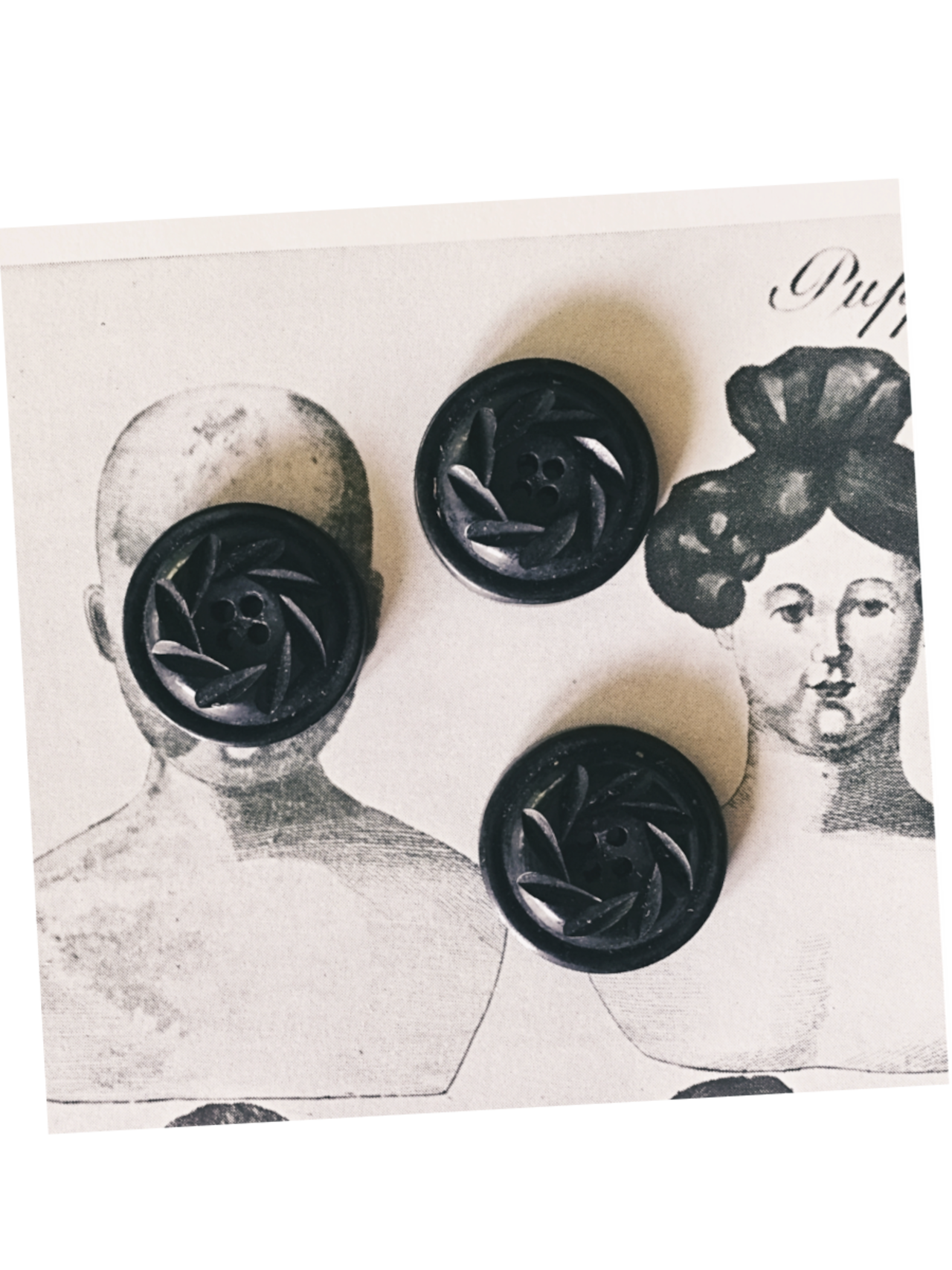 フランス 1900s 幾何学の黒花とgalalithe製ボタンセットa アンティーク
