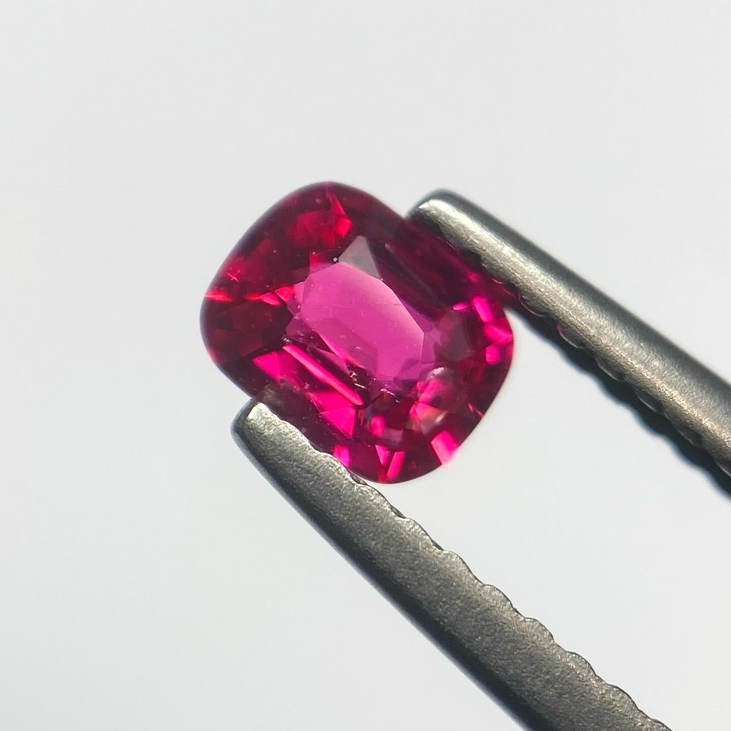 鮮やかなピンクレッドスピネル
