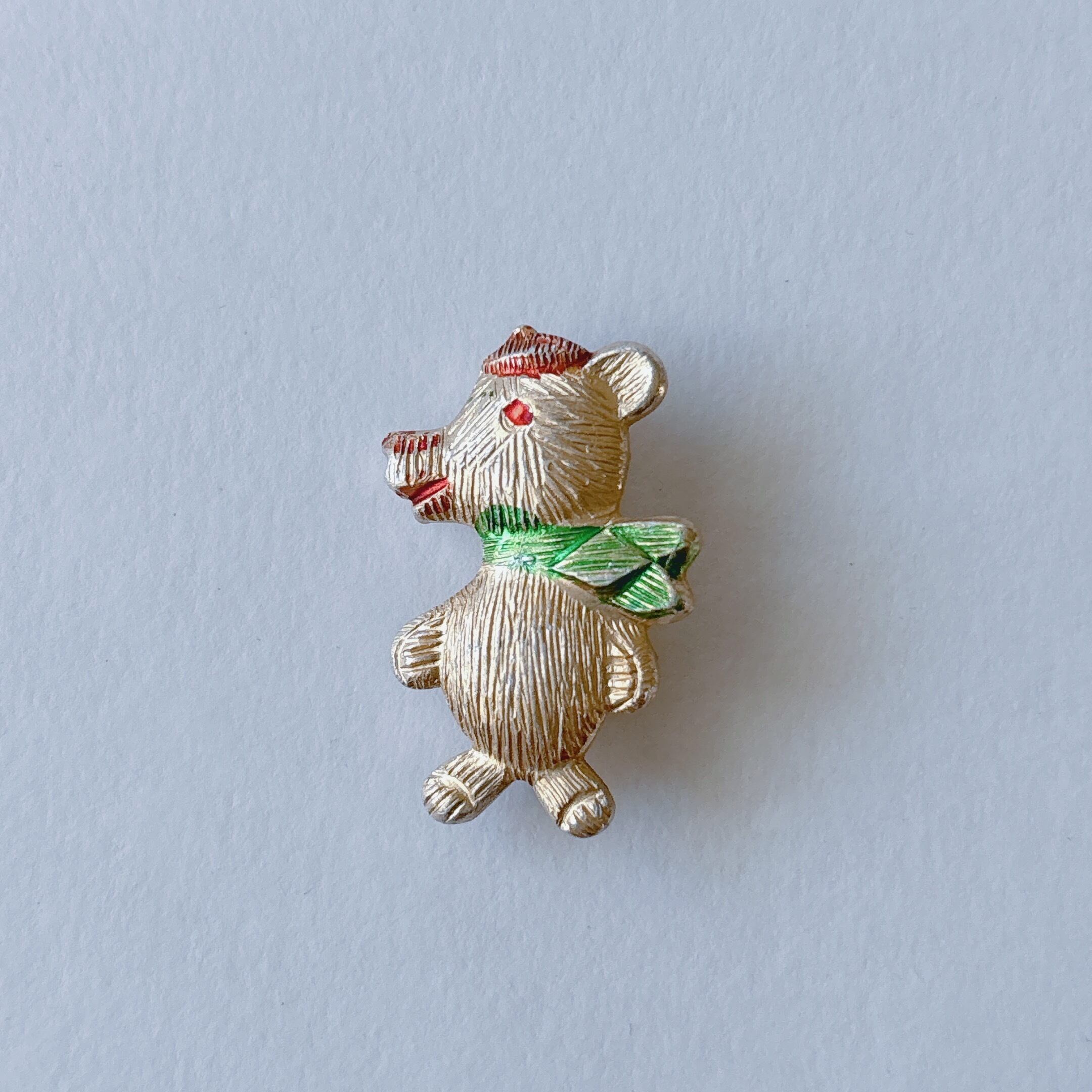 サンリオ　ベア　くま　ブローチ　旧ロゴ　昭和レトロ　1986 日本製 Vintage 70s - 80s gold tone teddy bear brooch ヴィンテージ 70年代