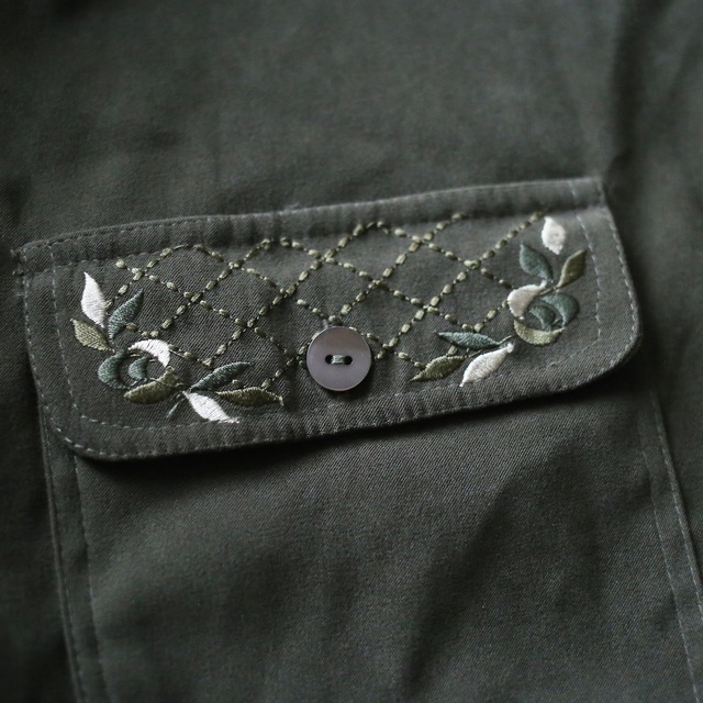 "刺繍×葉" double flap pocket design over silhouette fake suede shirt