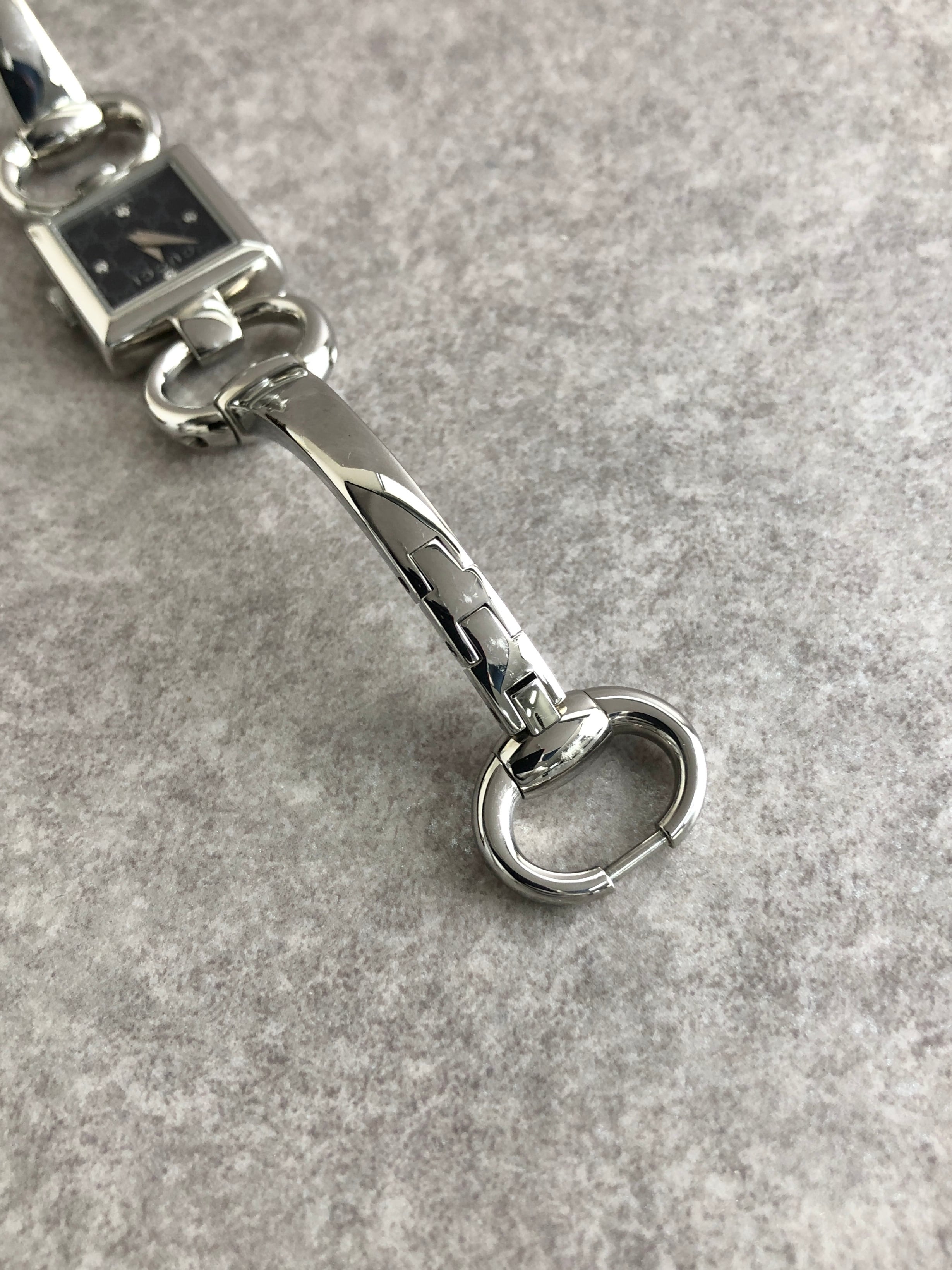 決まりました。グッチ GUCCIレディース時計トルナヴォーニ クォーツ シルバー GUCCI グッチ トルナヴォーニ GG 腕時計 シルバー スクエア ステンレス