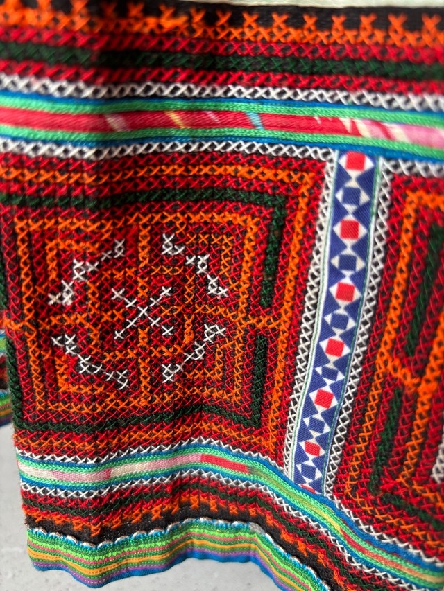 モン族スカート 060 ロング 藍染布 ろうけつバティック 刺繍 bamiオリジナルパターン