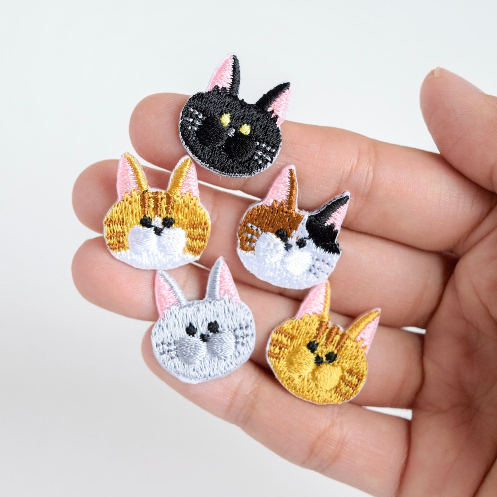 選べる猫29種！小さな刺繍ステッカー&アイロンワッペン アップリケ