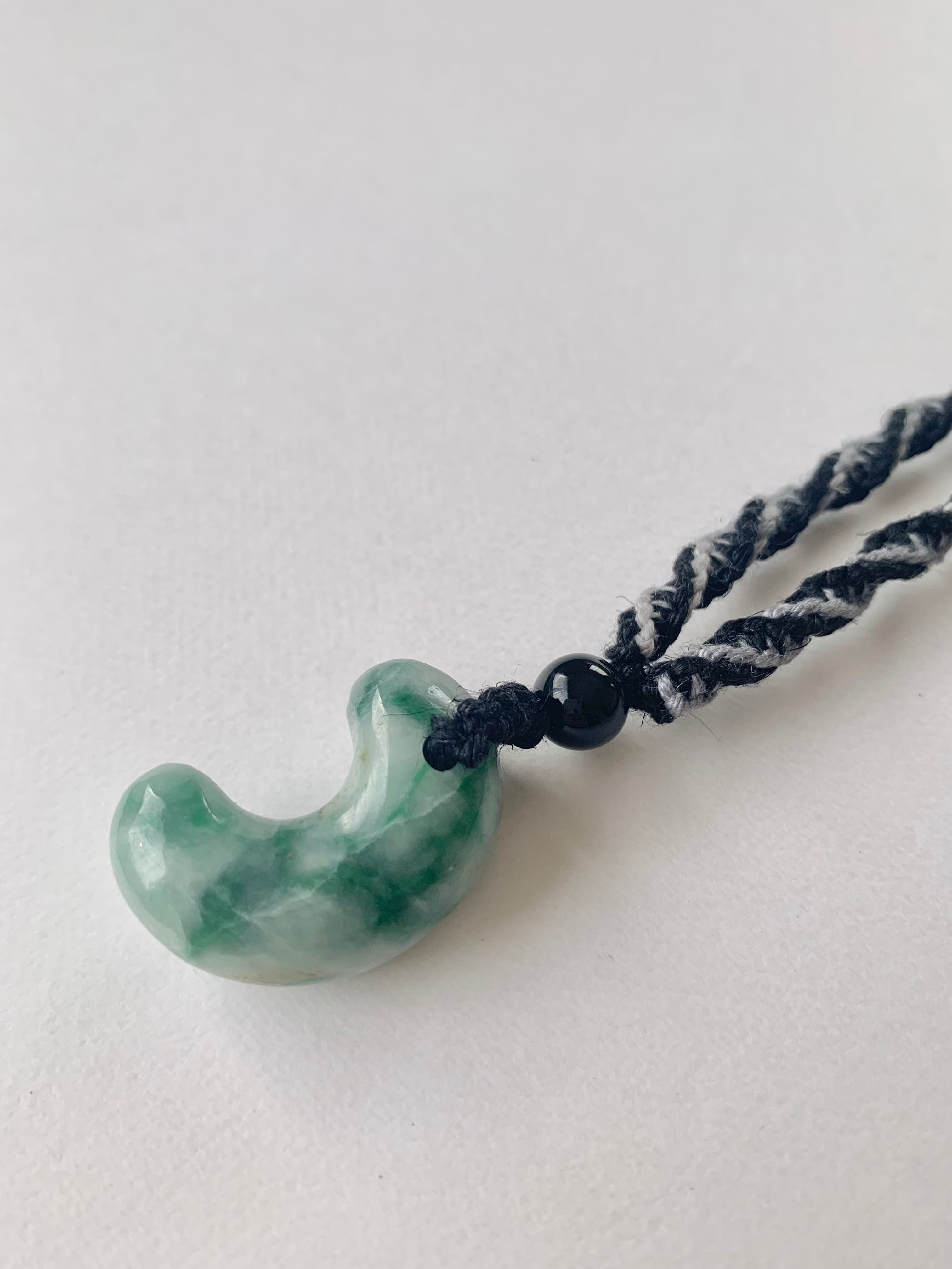 糸魚川翡翠勾玉　マクラメネックレス 糸魚川産翡翠勾玉 ネックレス 1点もの | 糸魚川翡翠・天然石を使った