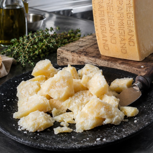 イタリア産 パルミジャーノ レッジャーノ 24ヶ月 かち割り 300g｜香ばしい旨みと深い余韻を楽しむクラフトチーズ｜赤ワインにも好相性 Cracked Parmigiano Reggiano 24M【Nature Kiosk】