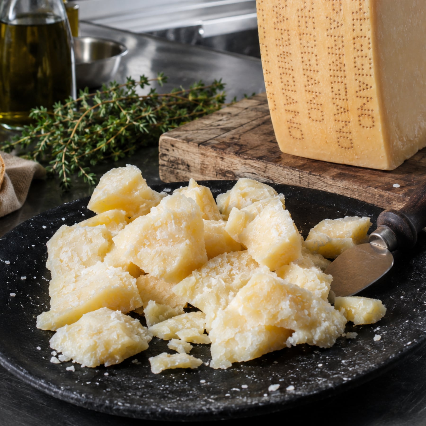 イタリア産 パルミジャーノ レッジャーノ 24ヶ月 かち割り 300g|香ばしい旨みと深い余韻を楽しむクラフトチーズ|赤ワインにも好相性 Cracked Parmigiano Reggiano 24M【Nature Kiosk】